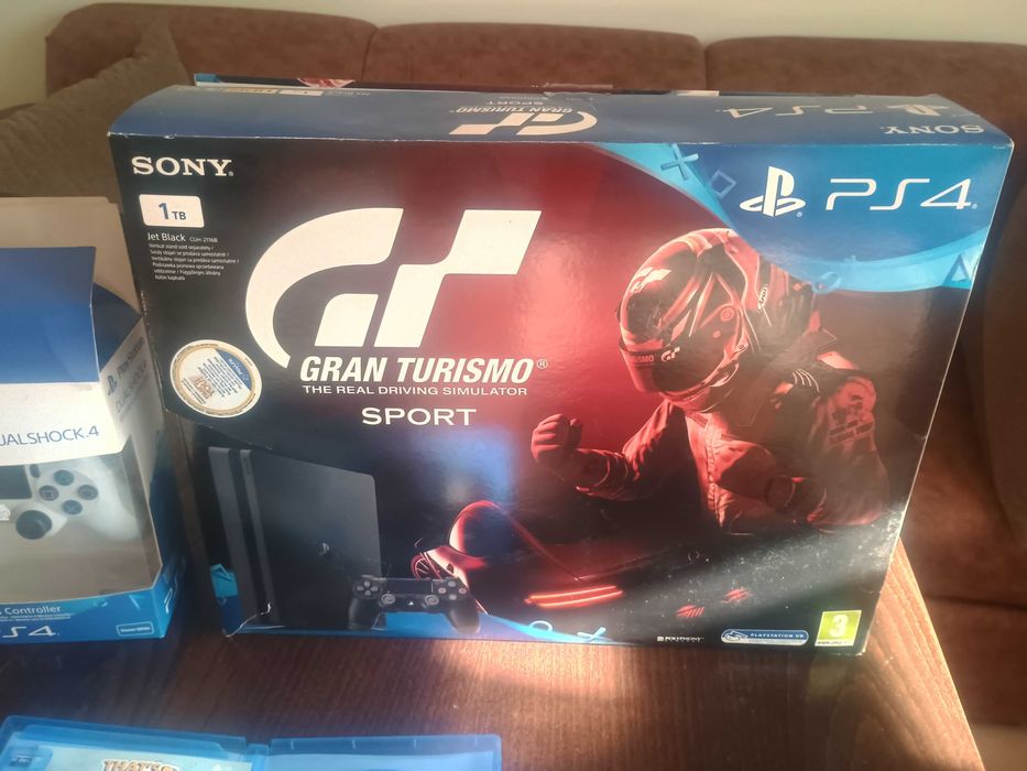 Play station 4 1TB 2 Joystick + GT