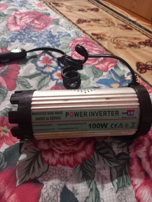 Vând invertor auto 24W