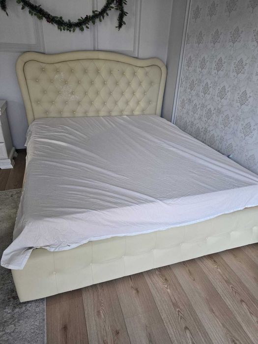 Pat tapitat 160x200 cu lada depozitare si mecanism rabatabil