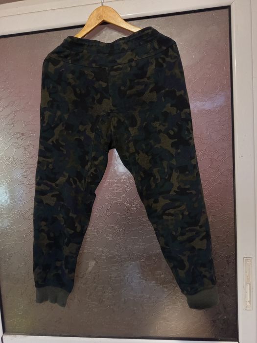Камуфлажен анцунг nike sportswear tech fleece и шушлякови панталони ni