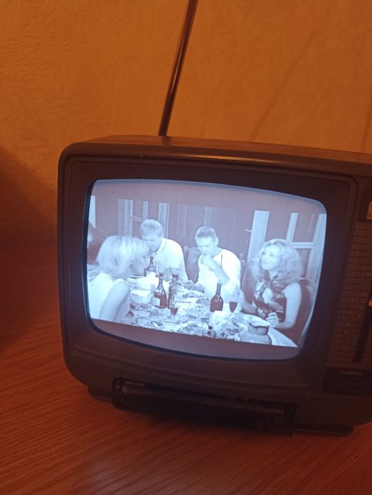 Телевизор  на 12 и 220v + DVD