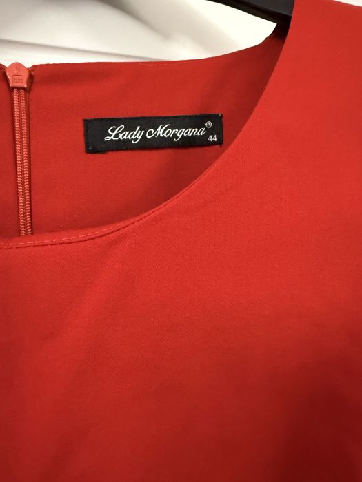 Стилна червена рокля размер EU 44