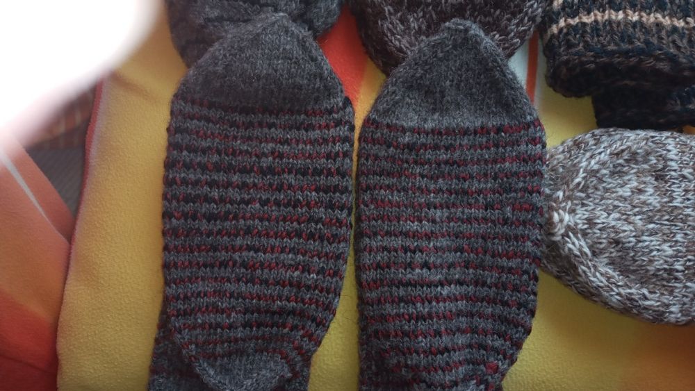 Вълнени чорапи ръчно плетени