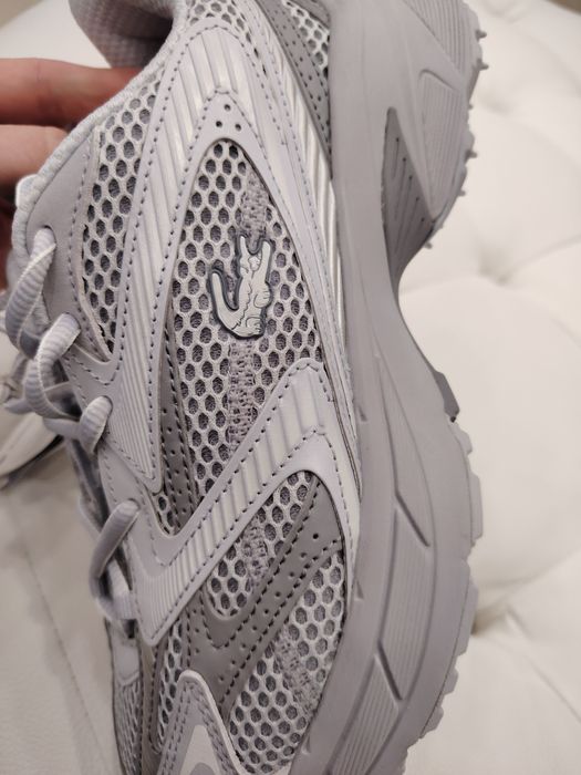 Adidasi noi cu eticheta