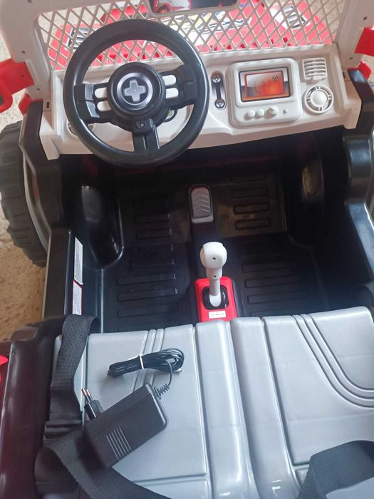 Mașinuță electrică jeep de teren, roșu, 2 locuri, roti mari - ca nouă!