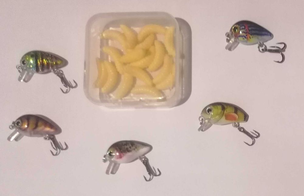 Vand set 5 voblere si viermi pentru pescuit.