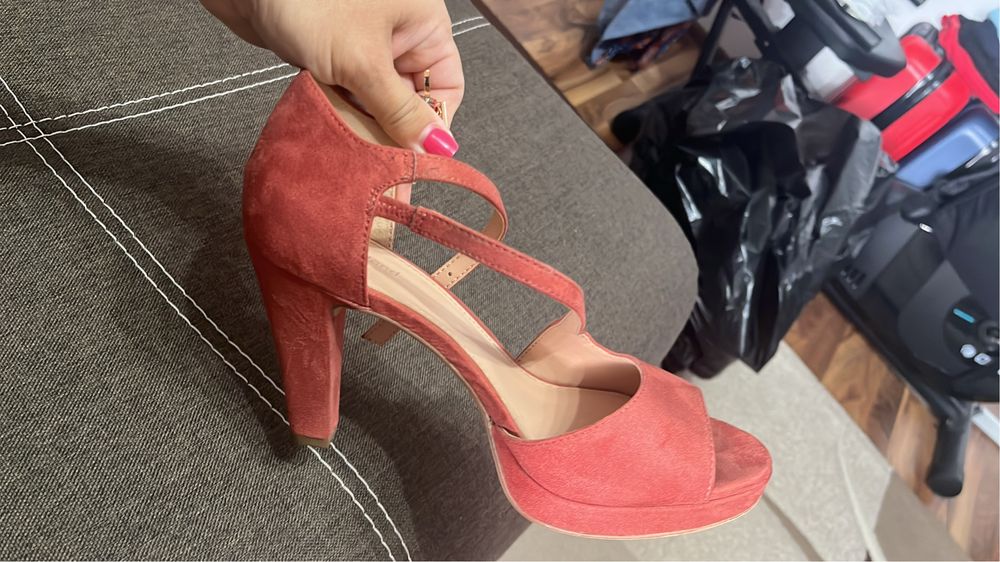 Sandale purtate cateva ore