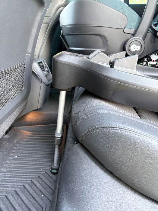 Kinderkraft кошче за кола + база