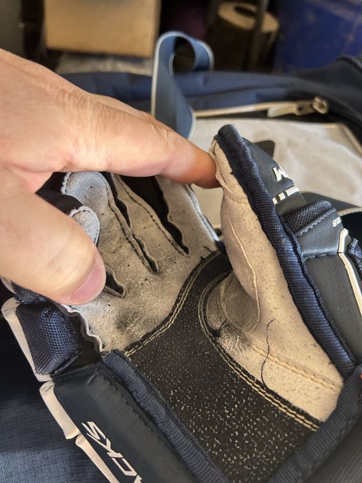 Продам хоккейные перчатки