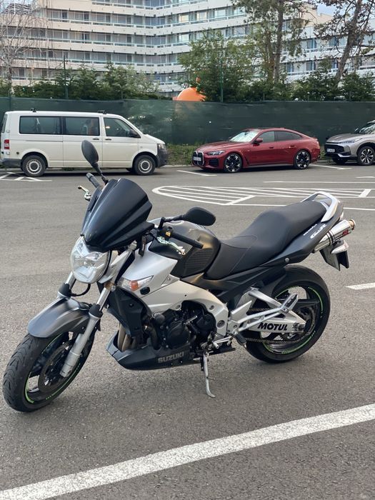 Motocicleta Suzuki gsr 600