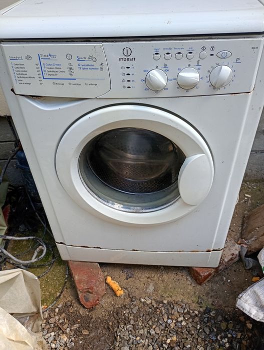Mașină de spălat Indesit de piese cuva blocată merge facuta preț 300lei fix nu schimb campina
