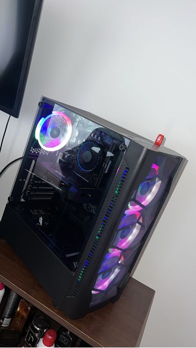 Construiesc PC-uri la comandă / Asamblare PC / PC Build personalizate