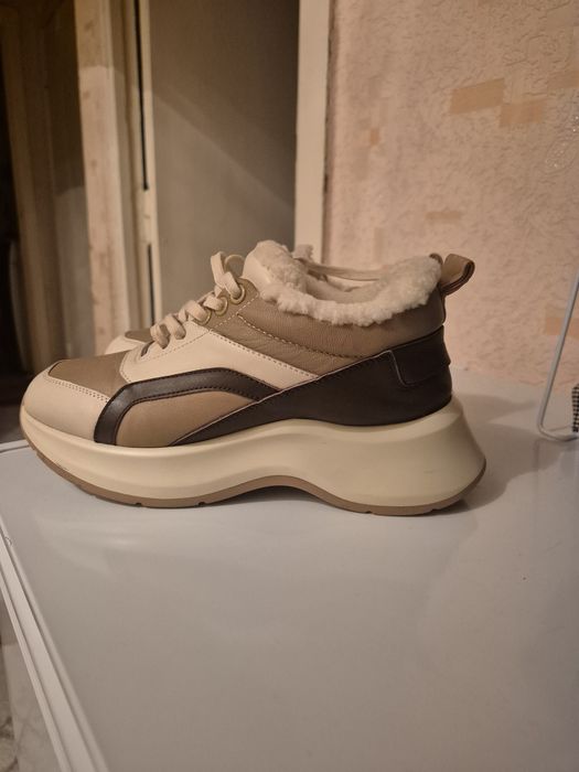 Женские зимние крассовки.