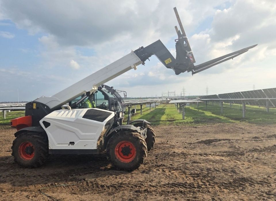 Închiriere Buldoexcavator Caterpillar 428 | Servicii Profesionale/ Parcuri  fotovoltaice