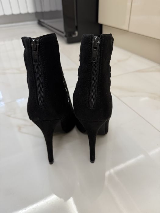 Велурени обувки на ток