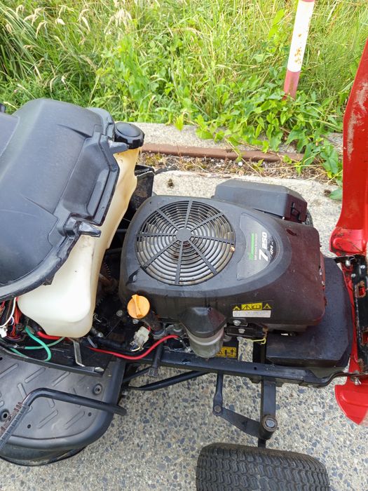 Tractoras tuns iarba