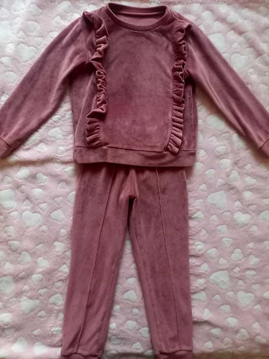 Vând trening de catifea