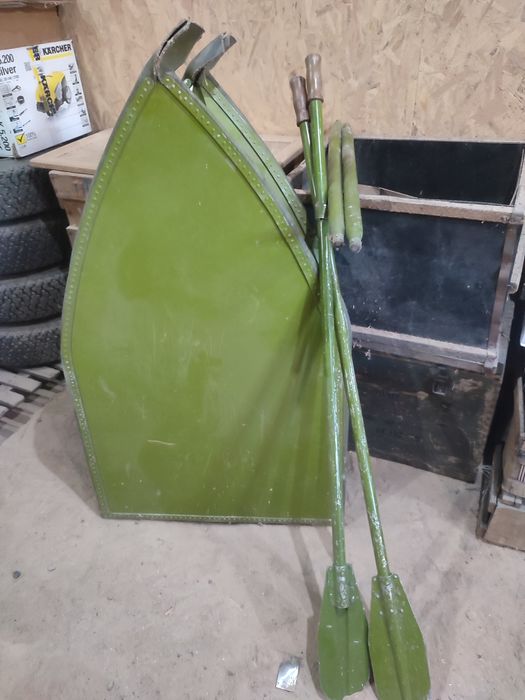 Лодка гребная советская.