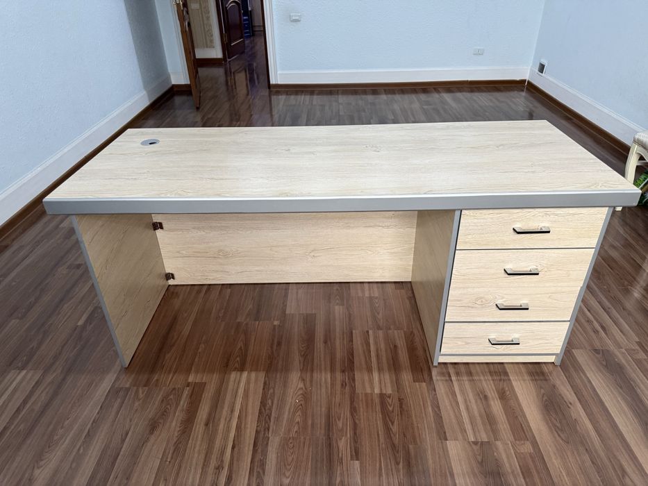 Ofis uchun stol sotiladi