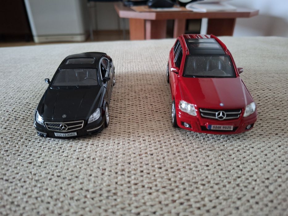 Vand 2 masinute si un excavator