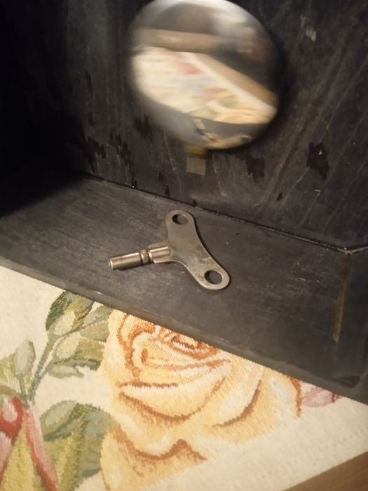 Механичен стенен часовник.