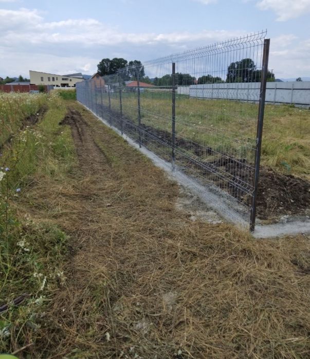 Suntem meseriași de făcut garduri din plasă bordurată sau din șipcă metalică