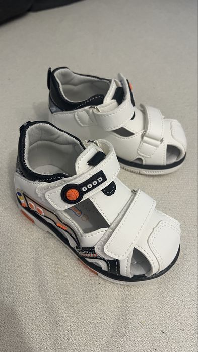 Детские сандалии новые