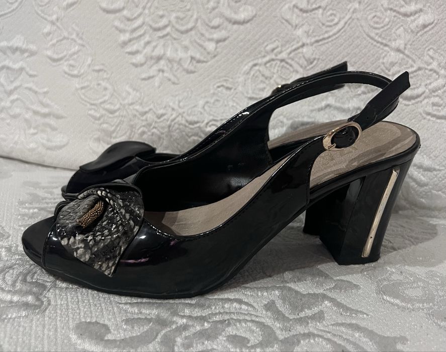 Елегантни обувки на ток