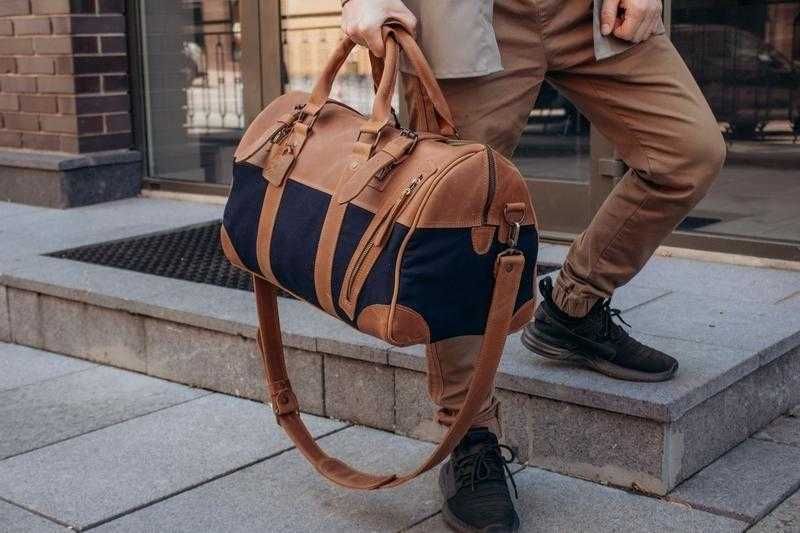 Geantă de voiaj. Piele naturală și pânză groasă