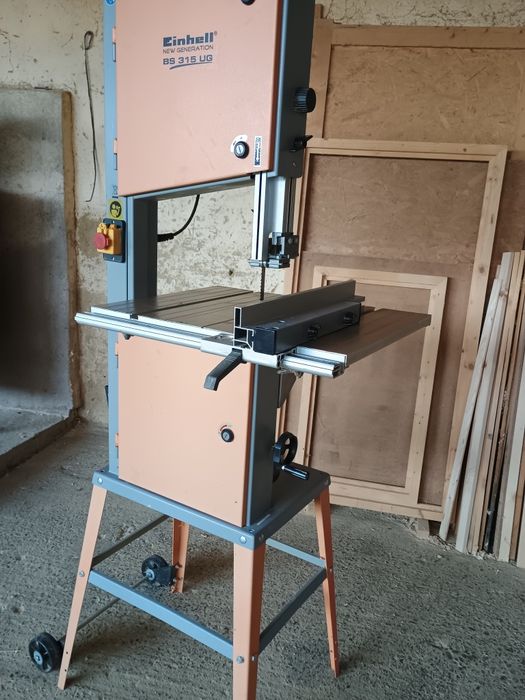 Fierăstrău cu bandă