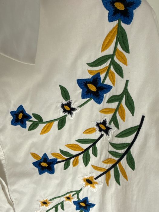 Дамска бродирана риза