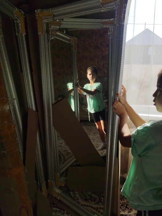 Продам парикмахерское кресло и зеркало.