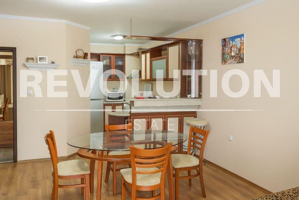 Дава се под наем Тристаен апартамент в Варна, Център - 118 кв.м за 690 € - Снимка #1