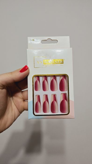 Unghii false cu adeziv