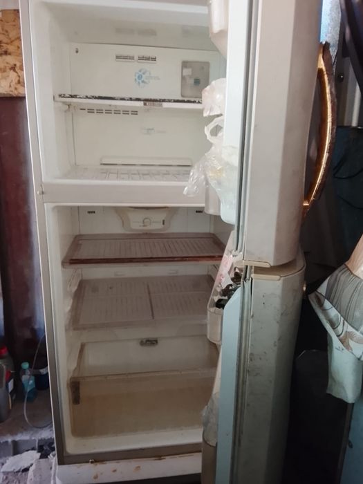 Поодам 2 холодильника