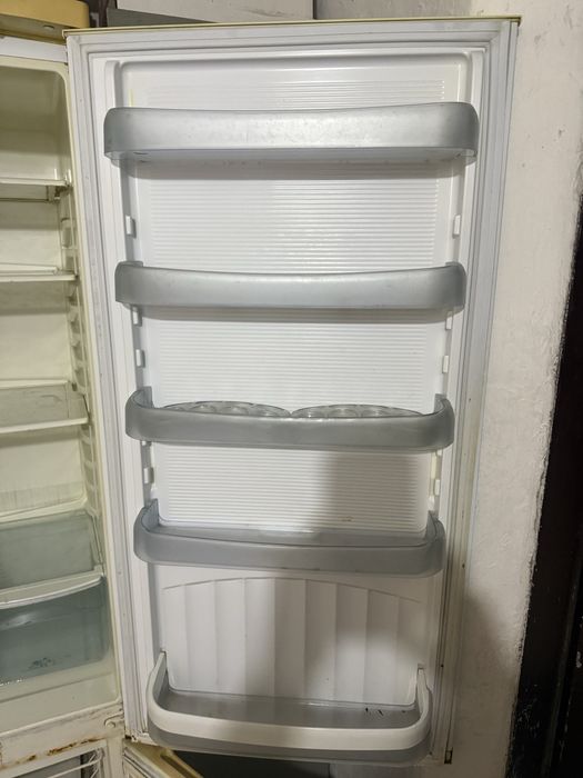 Холодильник морозильник.