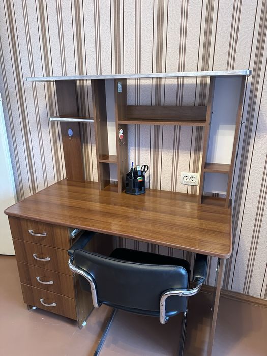 Стол письменный.