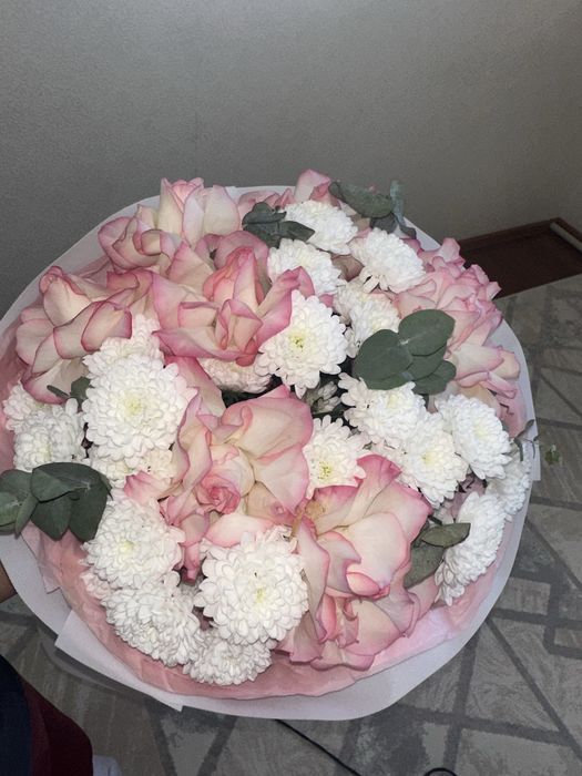 Цветы розы, хризантема