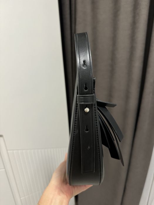 Кожаная сумка Charles & Keith