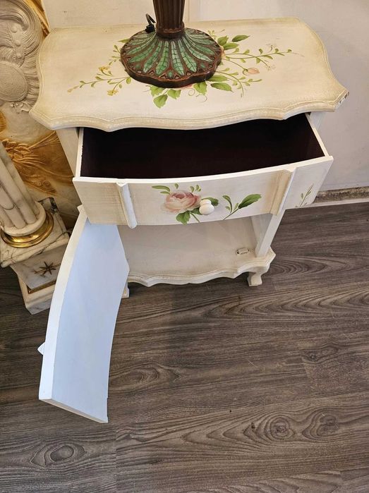 Comodă vintage pictată manual