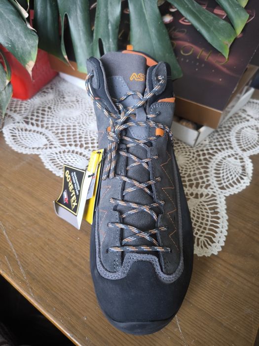 Продаются треккинговые кроссовки Asolo с технологией Gore-Tex.