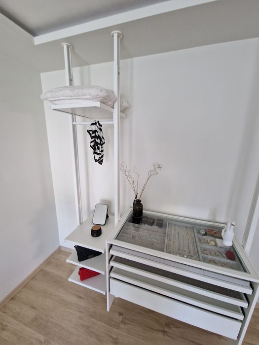 Продавам модерен скрин/органайзер за бижута в отлично състояние.
Със стъклен плот и отделения за пръстени, гривни и колиета, плюс няколко удобни чекме