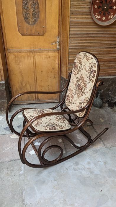 Старинное кресло-качалка после качественной реставрации.