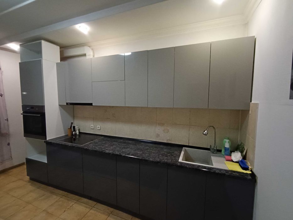 Продам кухонный гарнитур со встроенной техникой.