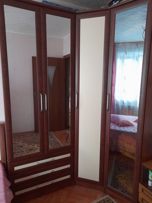 Угловой шкаф для спальни