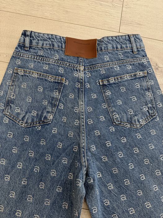 Налични дамски дънки.