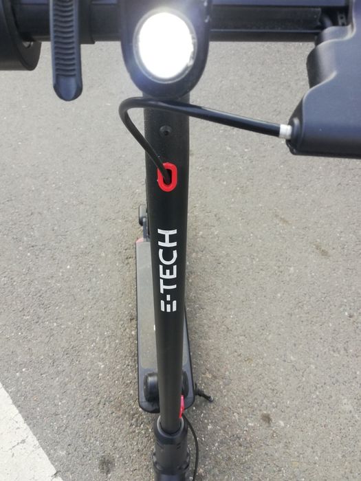 Vând trotineta Renault.