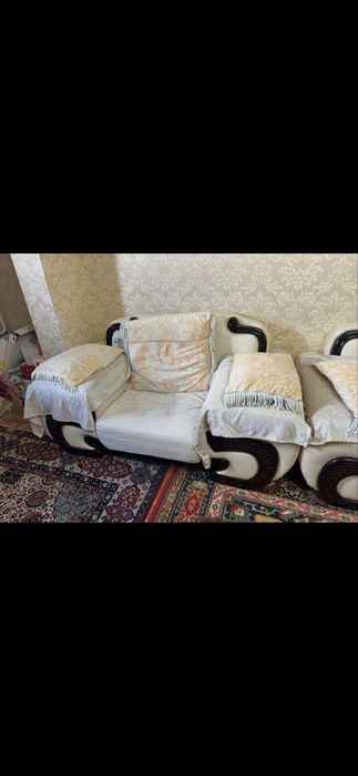 Продаётся диван с двумя креслами и подушками Б/У состояние нормальное.