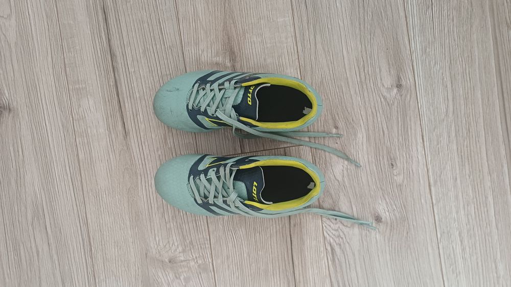 Детски футболни бутонки