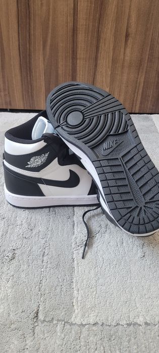 Vand J1 black and white